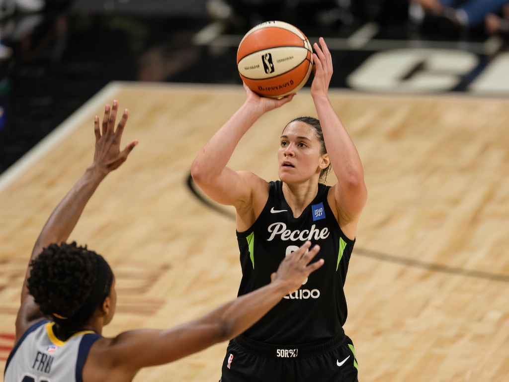 康大球星佩奇-布克斯31分引领胜利